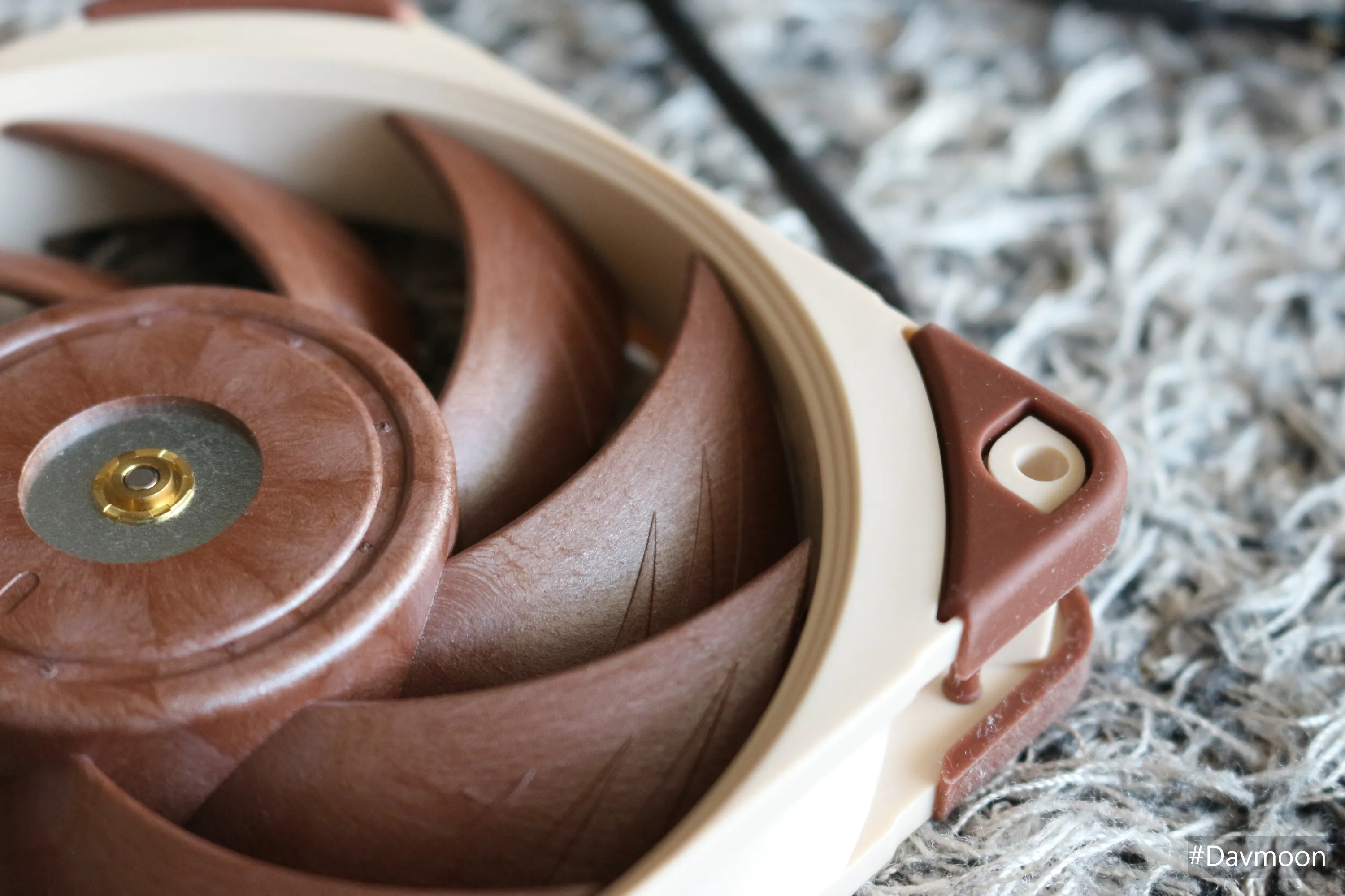 NOCTUA NF-A12x25 블레이드 형상 확대