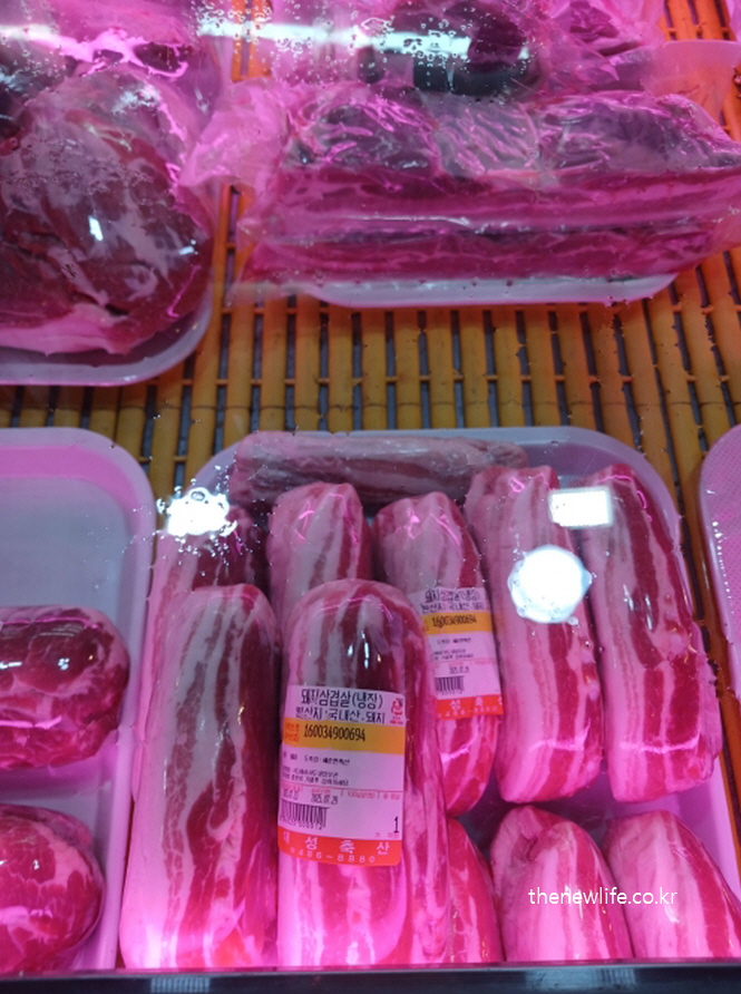Fresh pork belly displayed in a market – a key protein source during the belly fat reduction diet/시장에 진열된 신선한 삼겹살 – 똥배 없애는 방법 실천 중 주요 단백질 공급원
