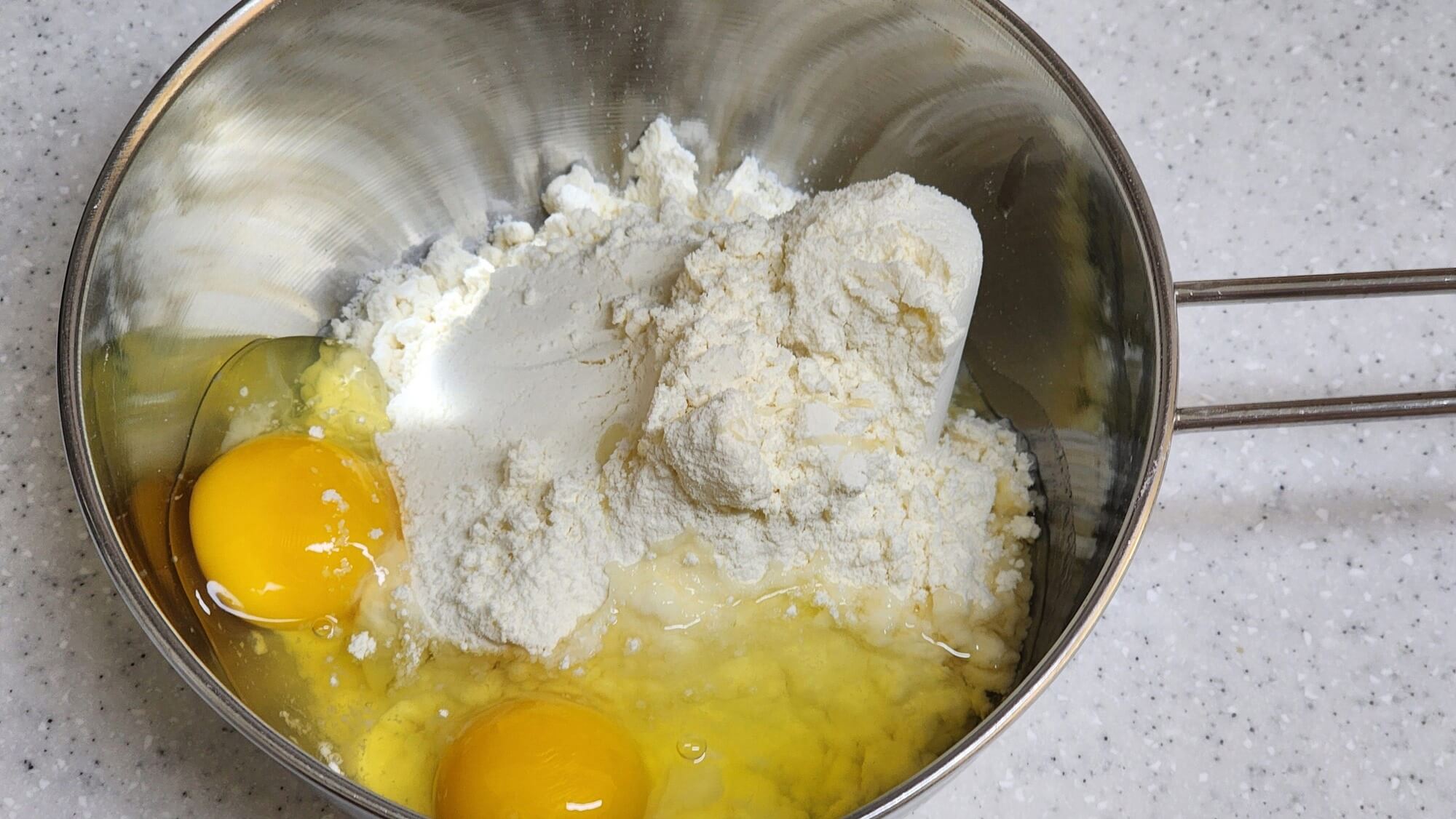 가루에 계란 2개 넣기