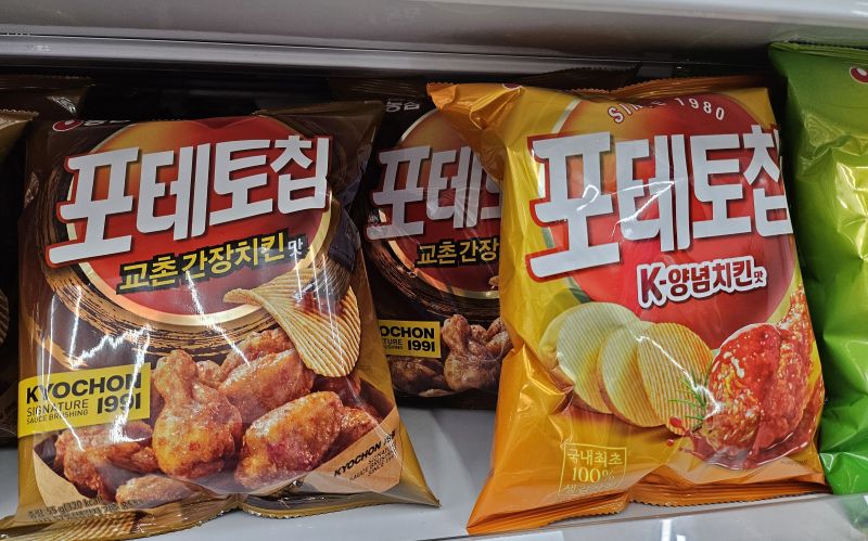 포테토칩 제품들이 다른 과자들과 섞여 정렬되지 않은 진열 상태