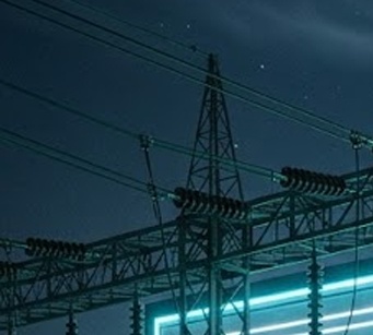 AI 데이터센터와 대형 변압기가 에너지 케이블로 연결된 미래 지향적인 야경 이미지입니다.