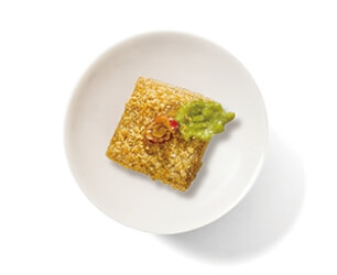 대추인절미병이 담긴 하얀 접시