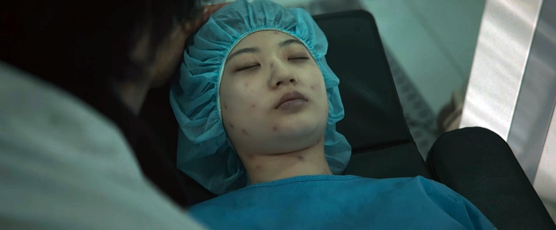 수술대 베드에 누워 있는 황야에서 소연역을 맡은 송채빈