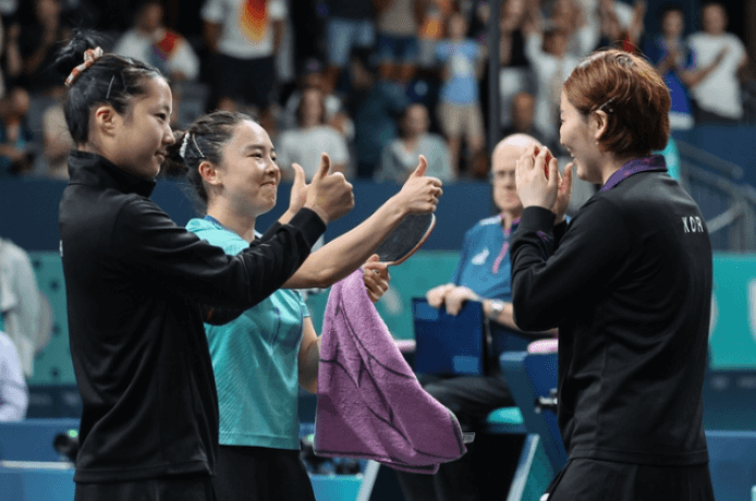 한국-여자-탁구-국가대표-팀이-승리하고-기뻐하는-모습