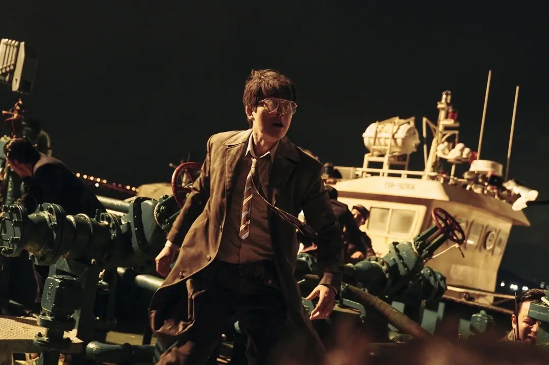 배에서 마약 단속을 하기 위해 혈안이 된 장검사