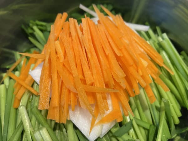 부추전 맛있게 만드는 법 - 부재료 중 당근 채 썰기