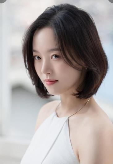 파격적인 노출연기로 데뷔한 현재 최고의 스타