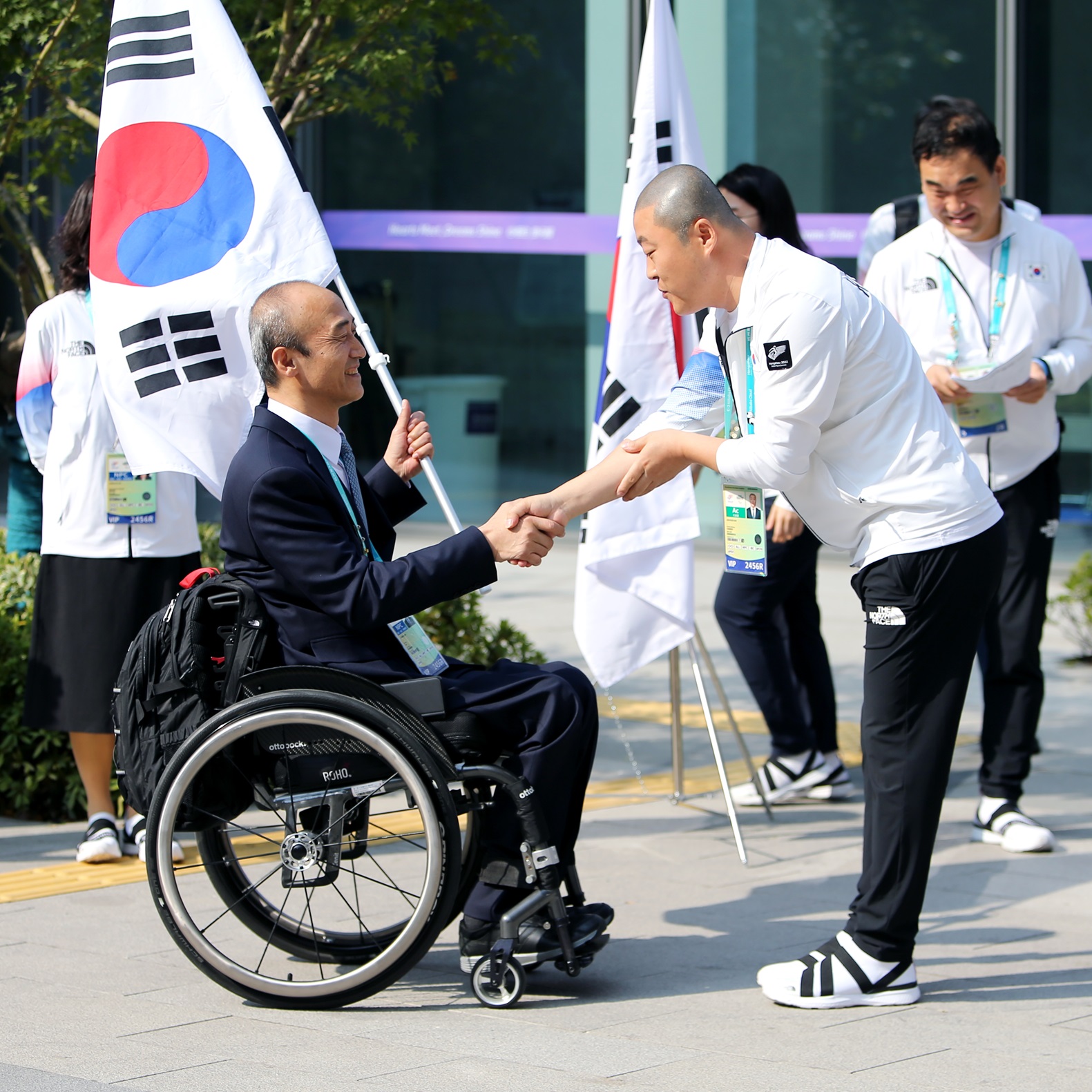 10월 29일 2022 항저우 장애인아시아경기대회 선수촌에서 열린 해단식에서 김진혁 단장이 정진완 회장에서 단기를 반납하고 있다.
