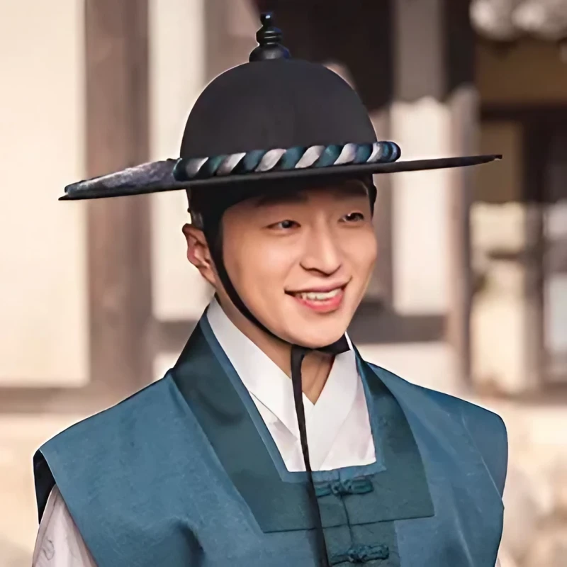 밤에 피는 꽃에서 금위영 복장을 한 비찬 역을 연기하는 정용주