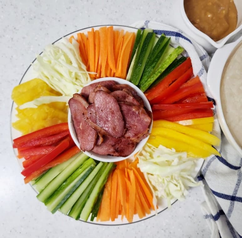 훈제오리와 쌈채소&amp;#44; 식탁 위에서 완성되는 건강한 한 끼