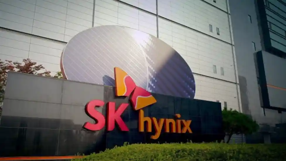 SK하이닉스 청주캠퍼스 건물 로고앞 전경