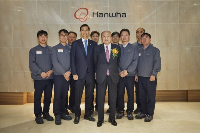 김승연 한화그룹 회장이 김동관 한화그룹 부회장과 한화 보은사업장을 방문해 ㈜한화 글로벌, 한화에어로스페이스 직원들과 기념촬영을 하고 있다.