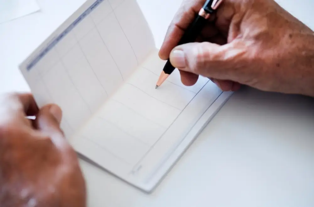 통장 체크하는 남자