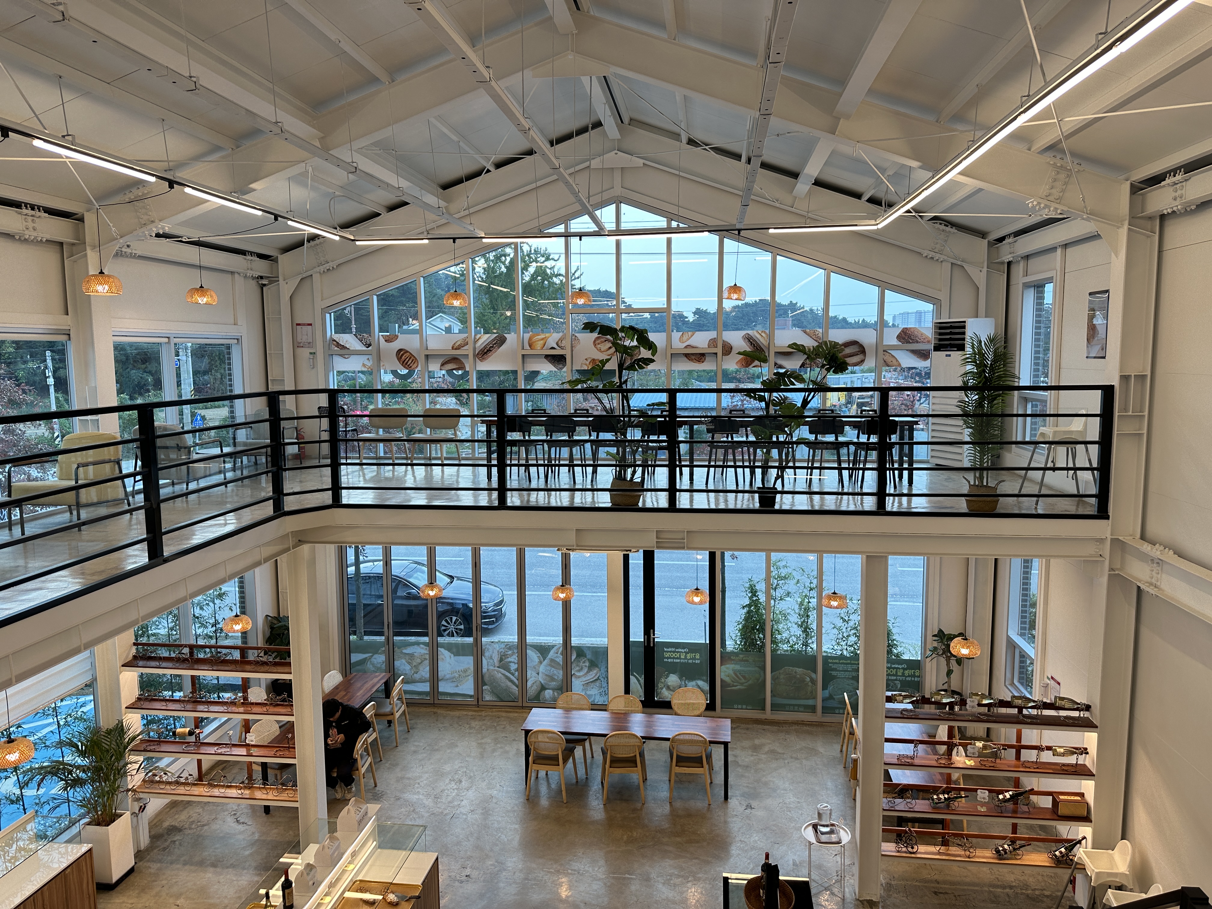 2층에서 본 빵명장 강릉점