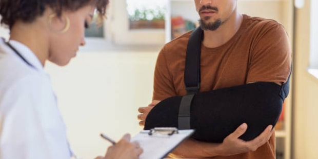 비접촉 교통사고로 깁스를 한 남성