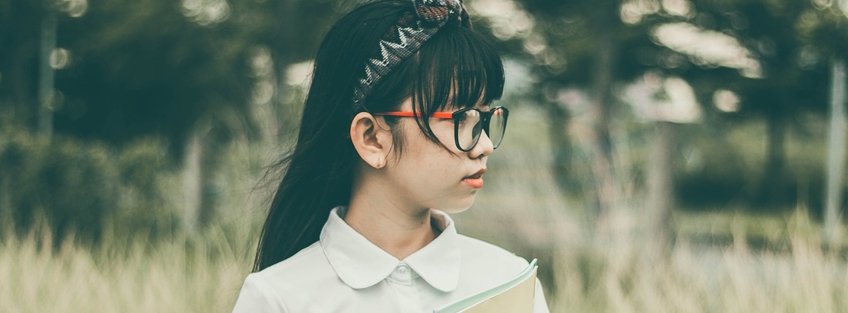 안경을 착용한 여학생 사진