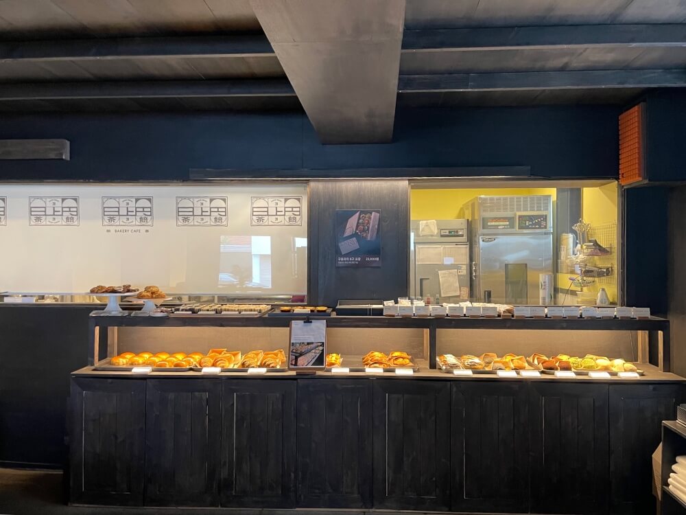 일상엔-베이커리카페-빵-진열대-모습