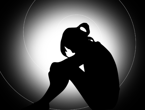 산후 우울감과 산후 우울증으로 힘들어하는 여성의 실루엣 이미지, 감정적 고통을 상징