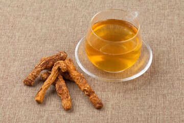 둥글레차 효능&amp;#44; 종류&amp;#44; 재배기간&amp;#44; 부작용등을 알아봤습니다. 둥글레차는 흔하게 먹는 차 종류에 속하지만 카페인이 있어서 조심해야 할 부분도 있습니다. 글을 참고해주세요!