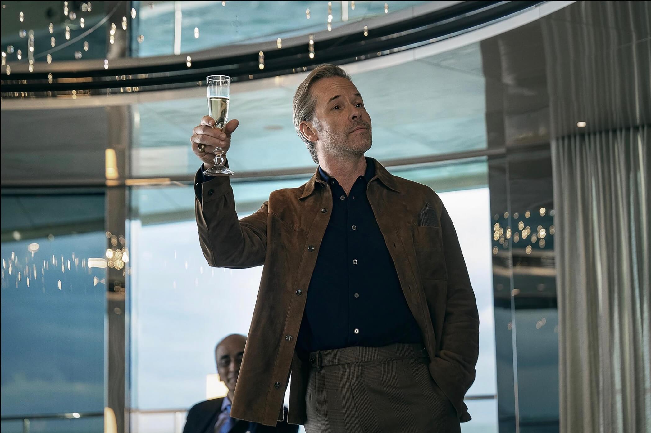 리처드가 잔을 들고 건배 제의를 하고 있는 모습