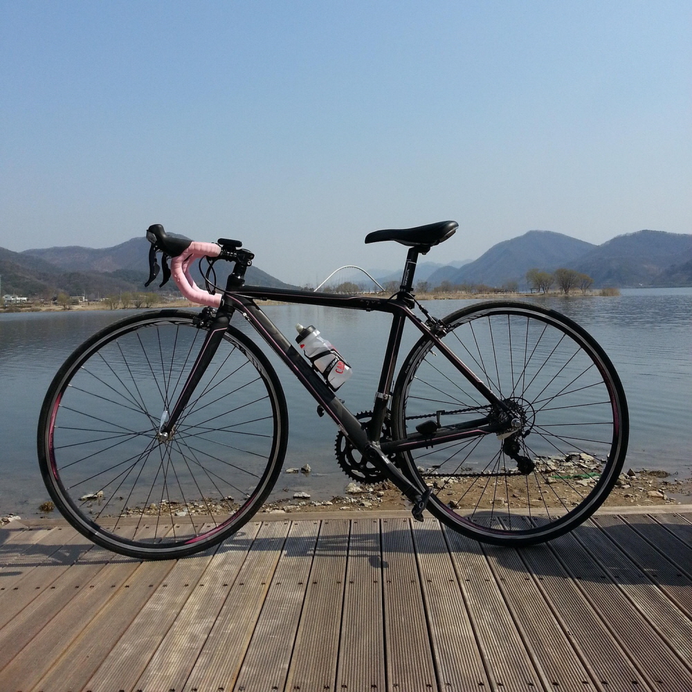 Explain the basic principles of bicycle frame structure and the role of each part from a beginner's perspective