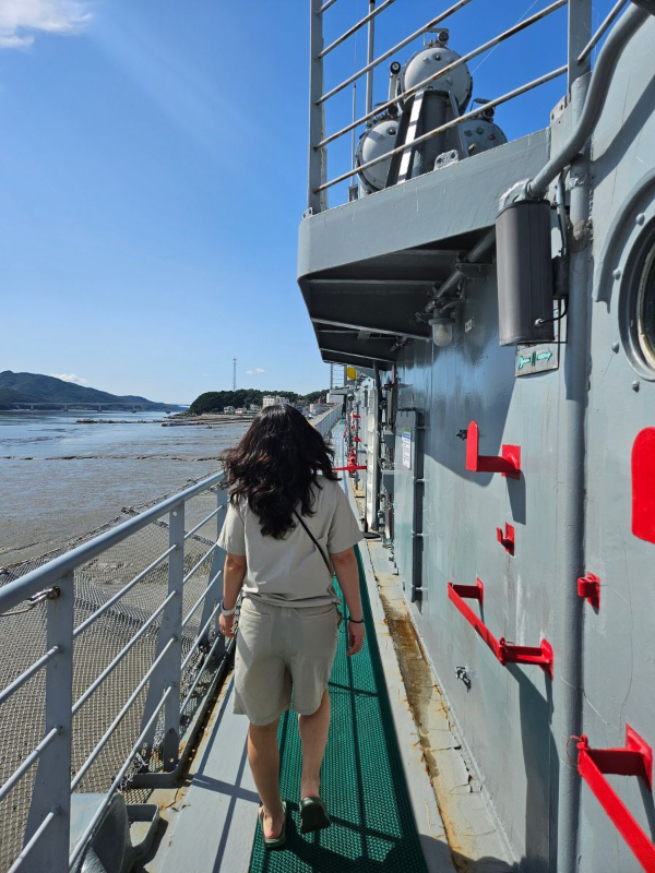 함정 안으로 들어가다