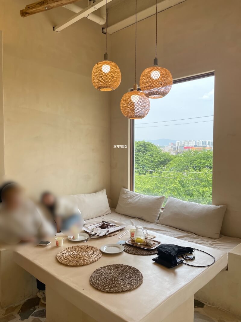 수원 신상 카페 맛집 도나스데이 수원 - 3층 좌석