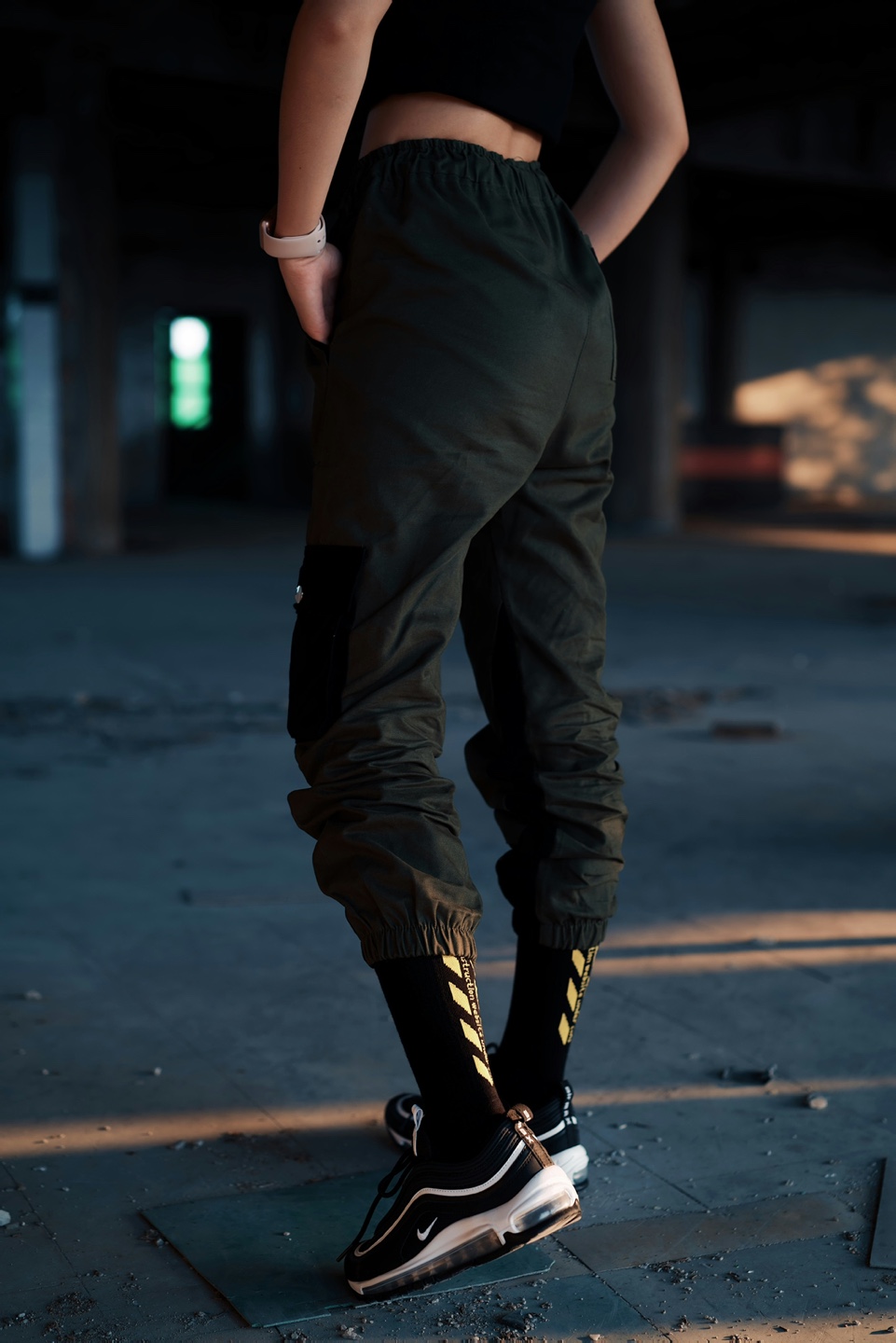 카키색 조거팬츠에 나이키운동화를 신은 여자 뒷모습 사진
