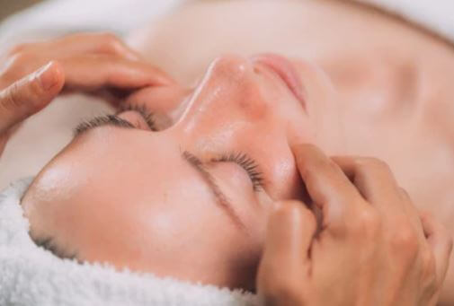 이마 주름 없애는법