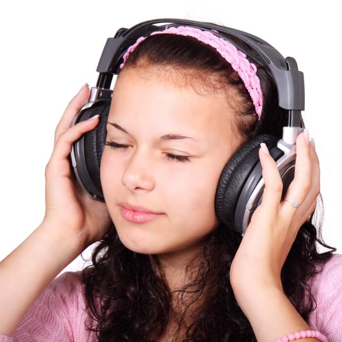 여자가-헤드셋을-듣는-사진