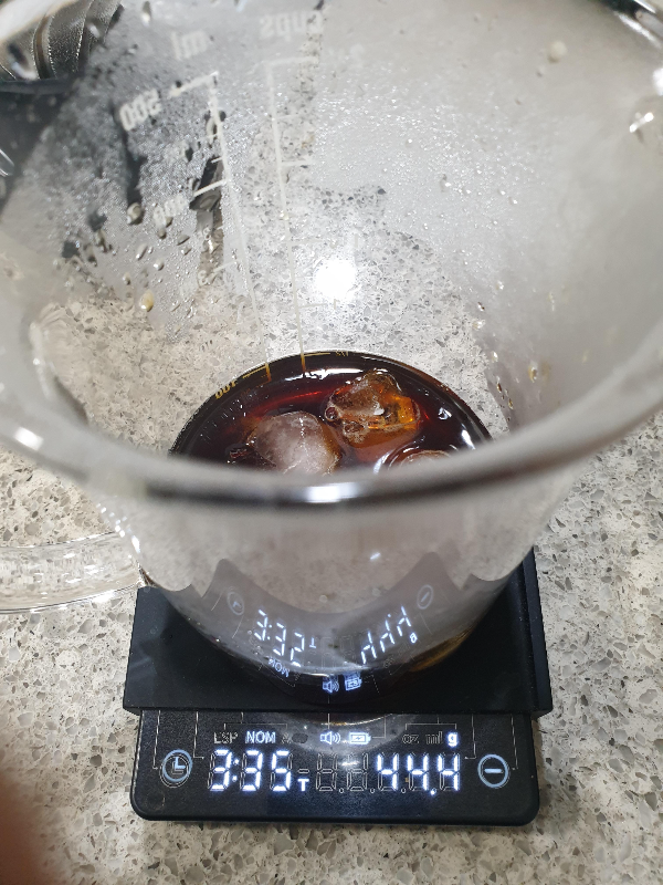 44g(얼음 5개)를 추출된 커페에 넣어 칠링한다.