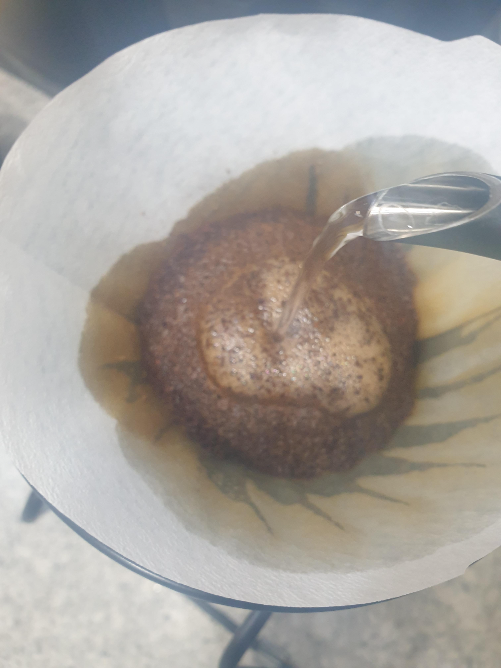 필터지가 많이 젖기 시작. 푸어 횟수가 증가해 거품이 줄어듦