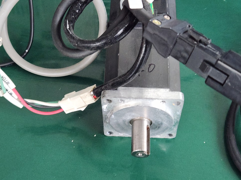 미쓰비시(MITSUBISHI) 서보드라이버 MR-J2S-40A-S004 모터떨림 수리 완료