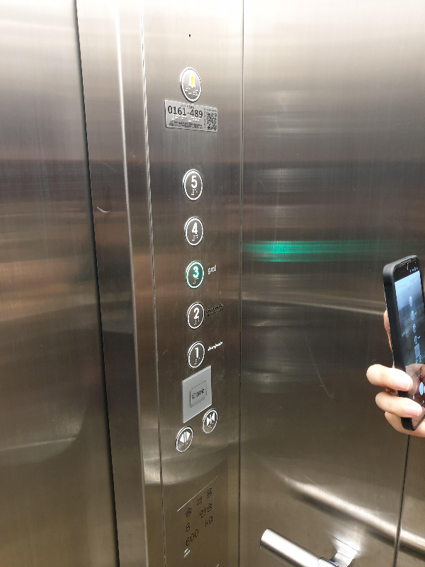 엘리베이터 내부에서 층 버튼을 사진 찍는 모습. 3층이 gml이다.