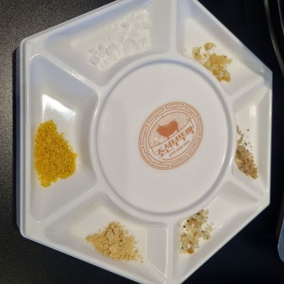 조선부뚜막-수원호매실점-소금과-찍어먹는-가루들