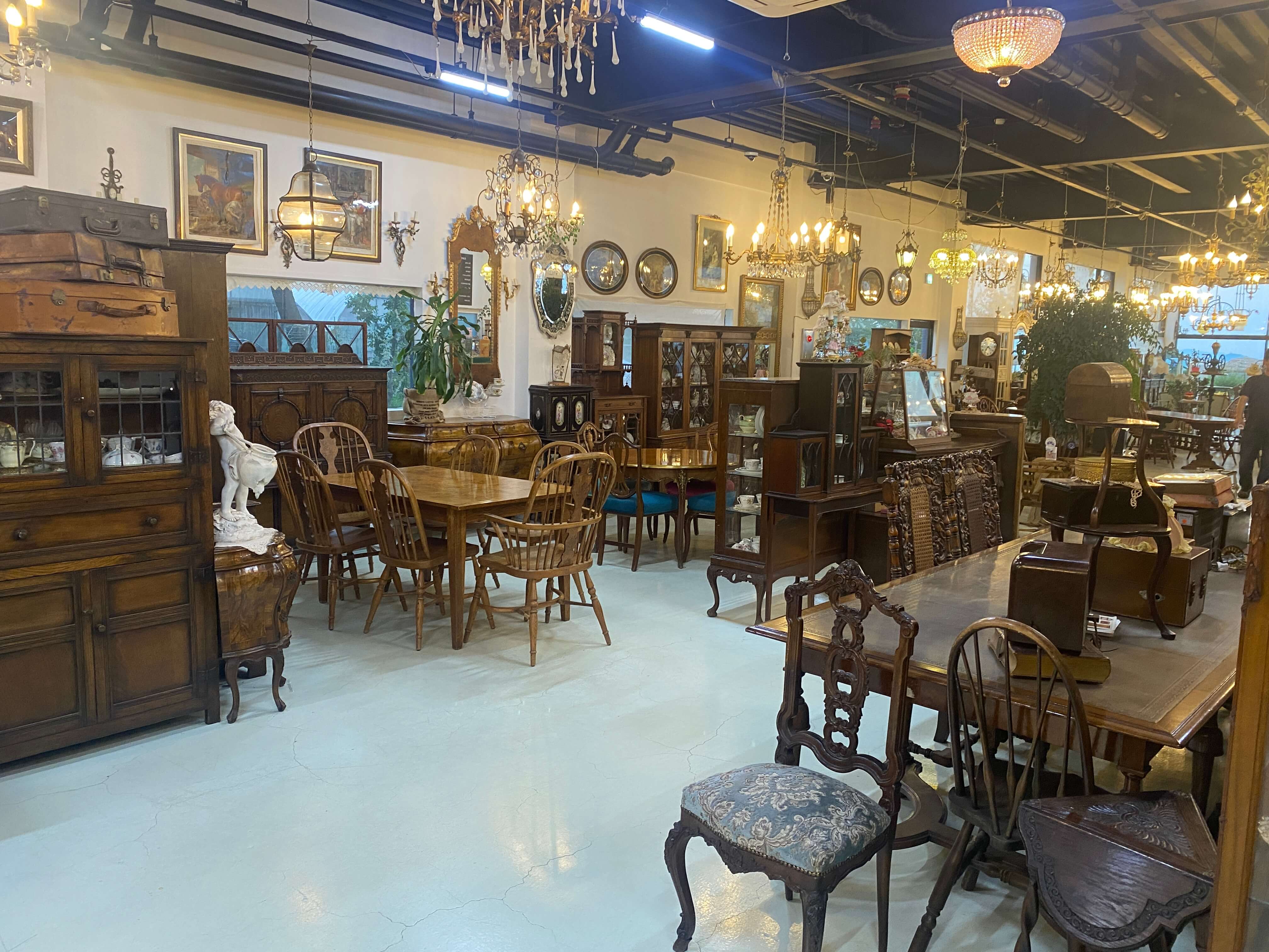 카페 프린스 1층 엔틱 가구들