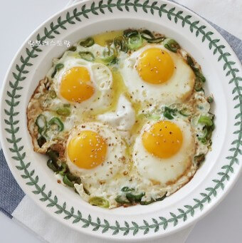 들기름을-두르고-파를-송송-썰어넣은-팬에-계란-네개를-풀어-만든-영양많은-후라이