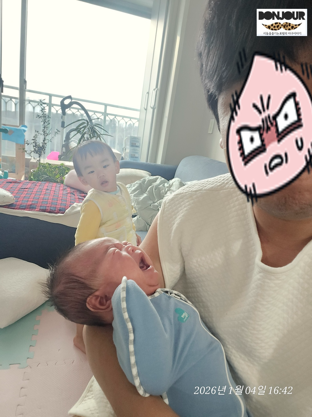 초보 육아 부모가 아기와 함께 셀카를 찍으며 추억을 남기는 모습