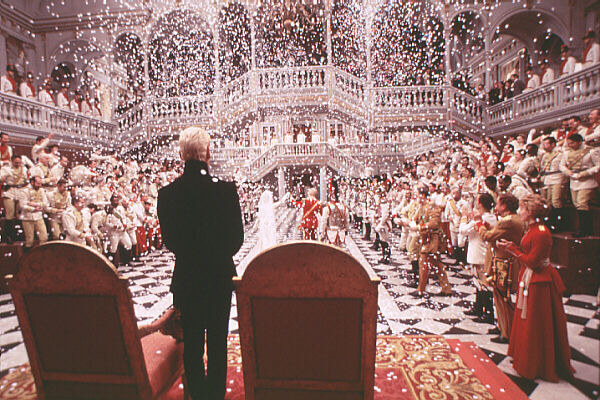 아버지가 죽고 난 뒤 숙부 클로디어스와 어머니 거트루드의 결혼식 속 햄릿의 뒷모습