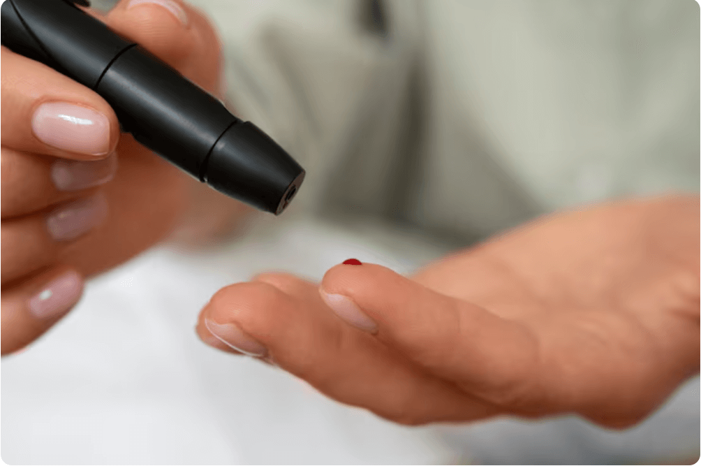 혈당을 측정하고 있는 모습