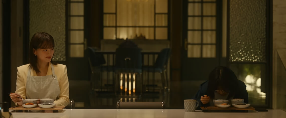 식탁에서 같이 밥을 먹는 도다해와 복이나