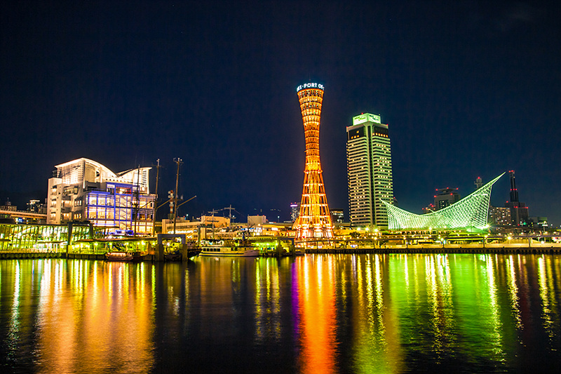 고베 해양박물관 옆에 우뚝 솟은 고베 포트타워의 야경 _Photo by Kim Sunghwan(Artageo)