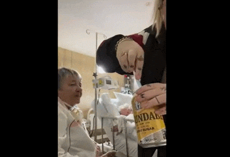 아버지가 가장 좋아하는 럼주와 콜라를 마지막 음료로 준 딸 VIDEO: Her father passed away the next morning, and she says she's so thankful she recorded those precious last moments of interaction.