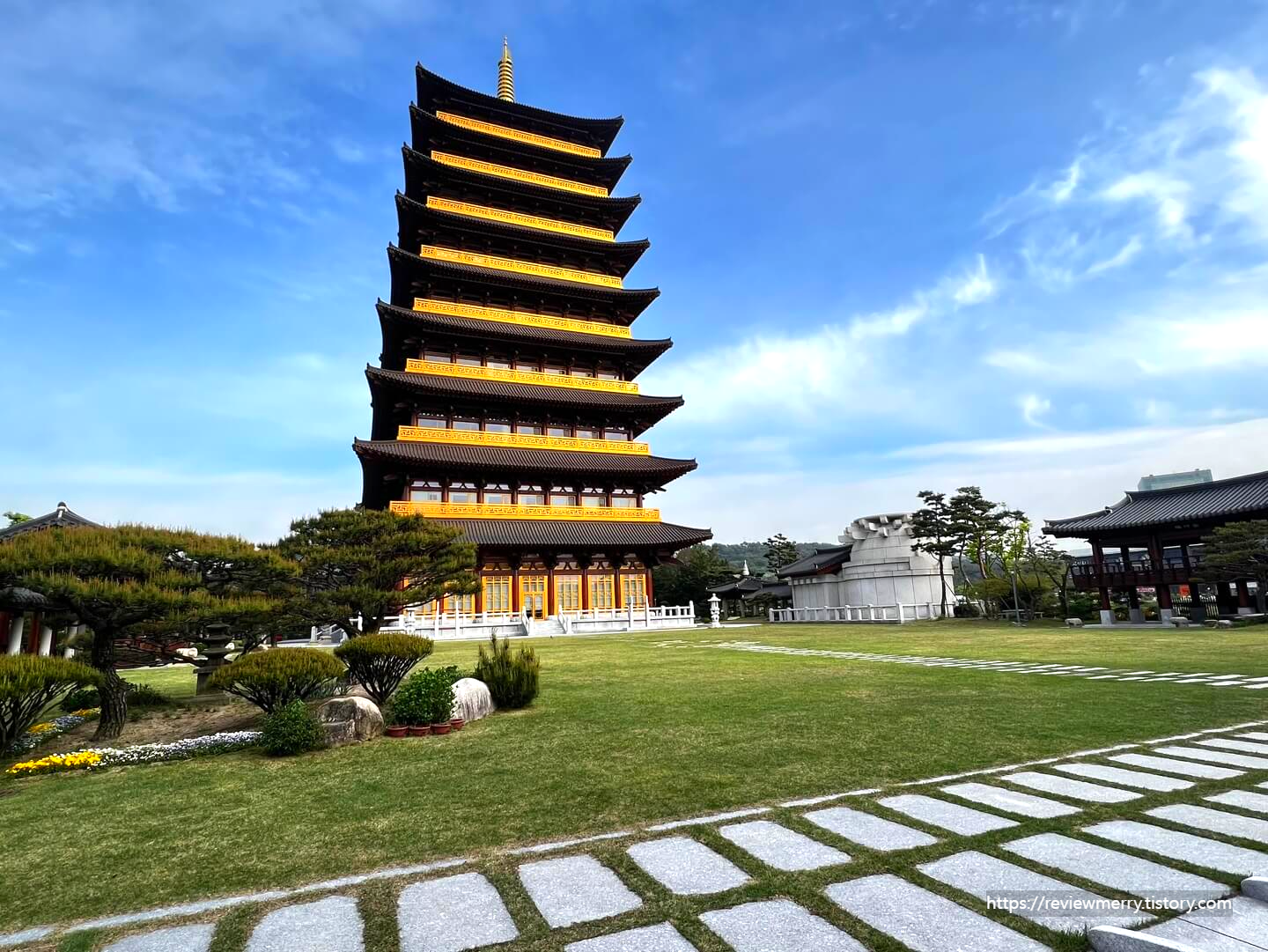 중도타워 잔디마당