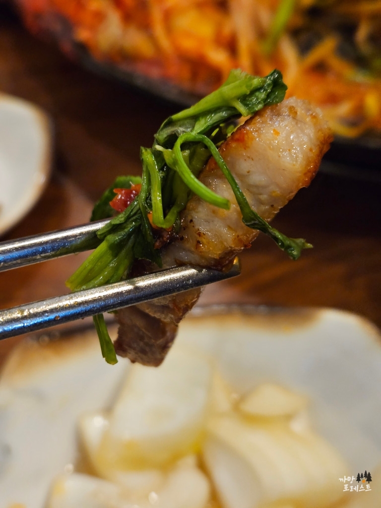 김치 솥뚜껑 삼겹살 미나리 삼겹살 한입