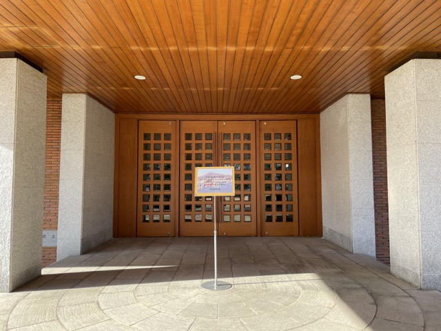 부산시-열린행사장으로-활용되어-건물내부는-출입이-불가능하다