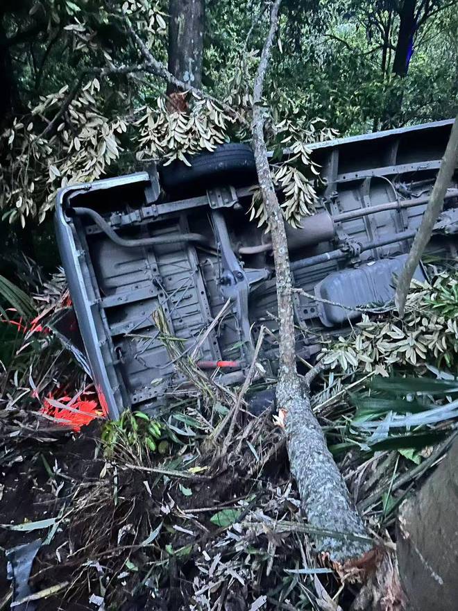 중국인 13명 탑승 차량 전복으로 5명 사망&middot;8명 중상