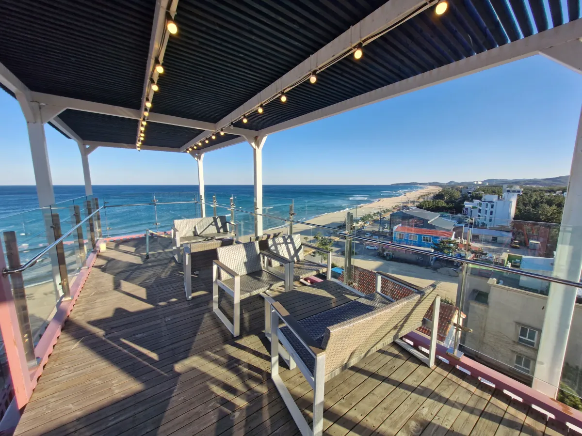 바다전망이-보이는-카페-루프탑-의자