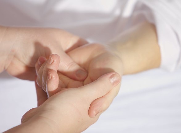why fingers swell when walking