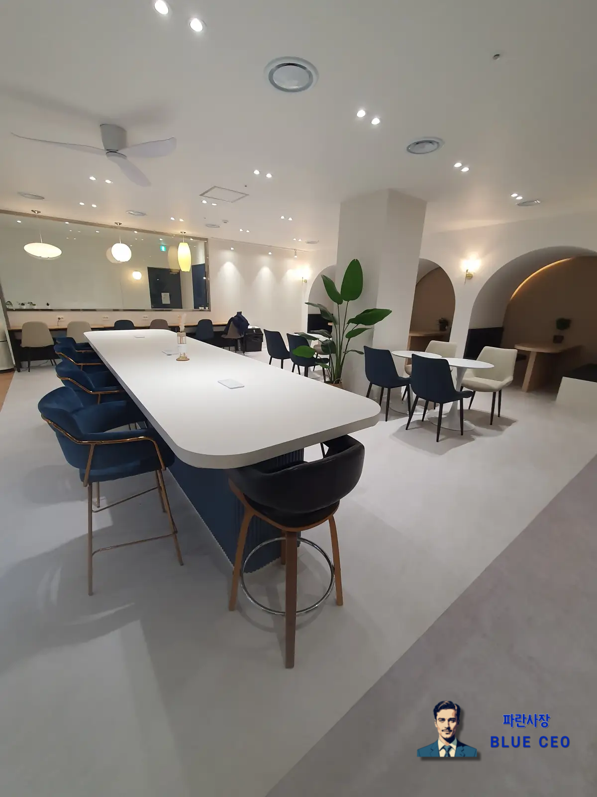 공유오피스-라운지-내부-뒤에서-찍은사진-바형식-인테리어-좋음-예쁨